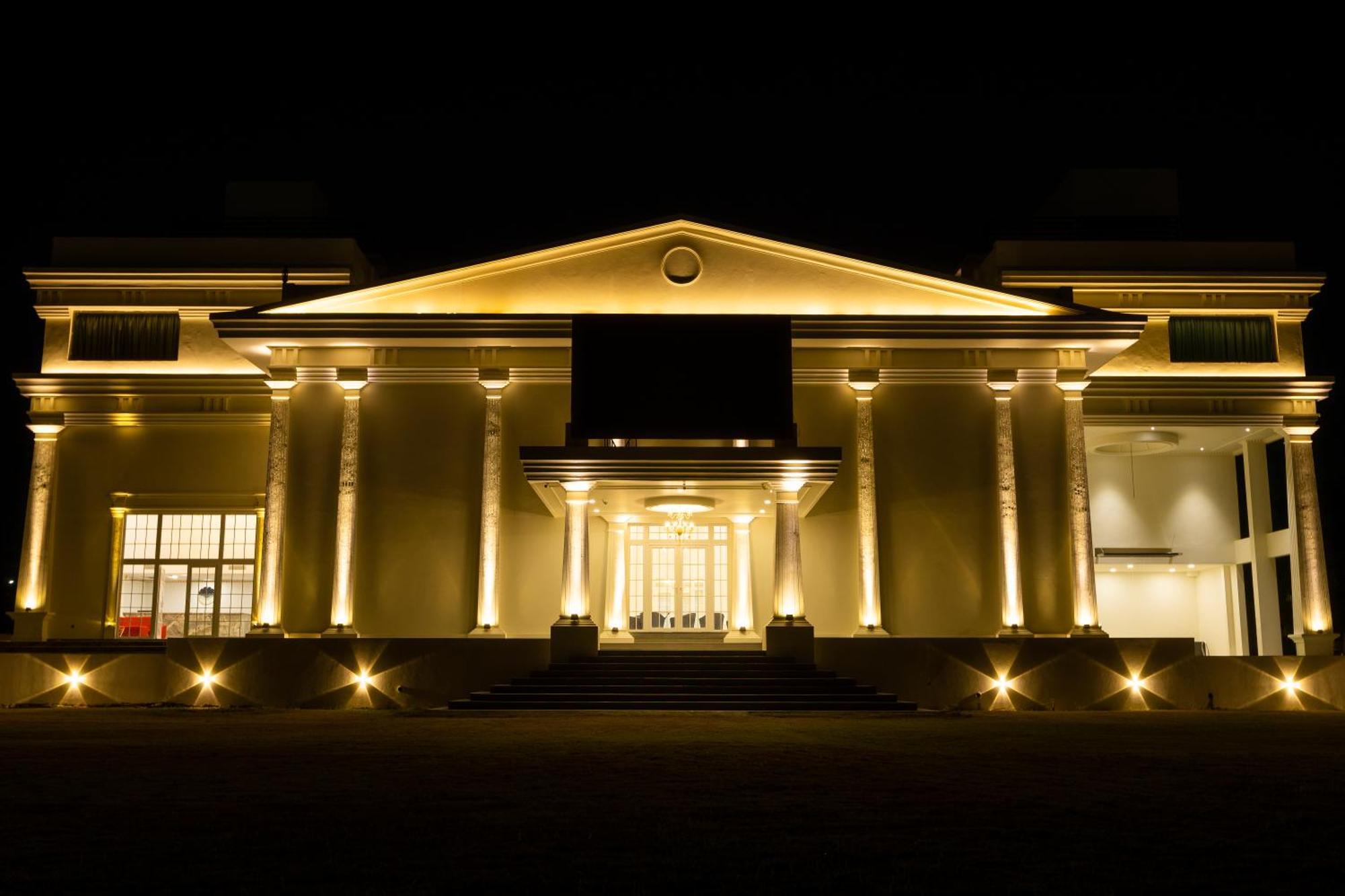 The Grand Monarch Hotel, Удджайн Екстер'єр фото
