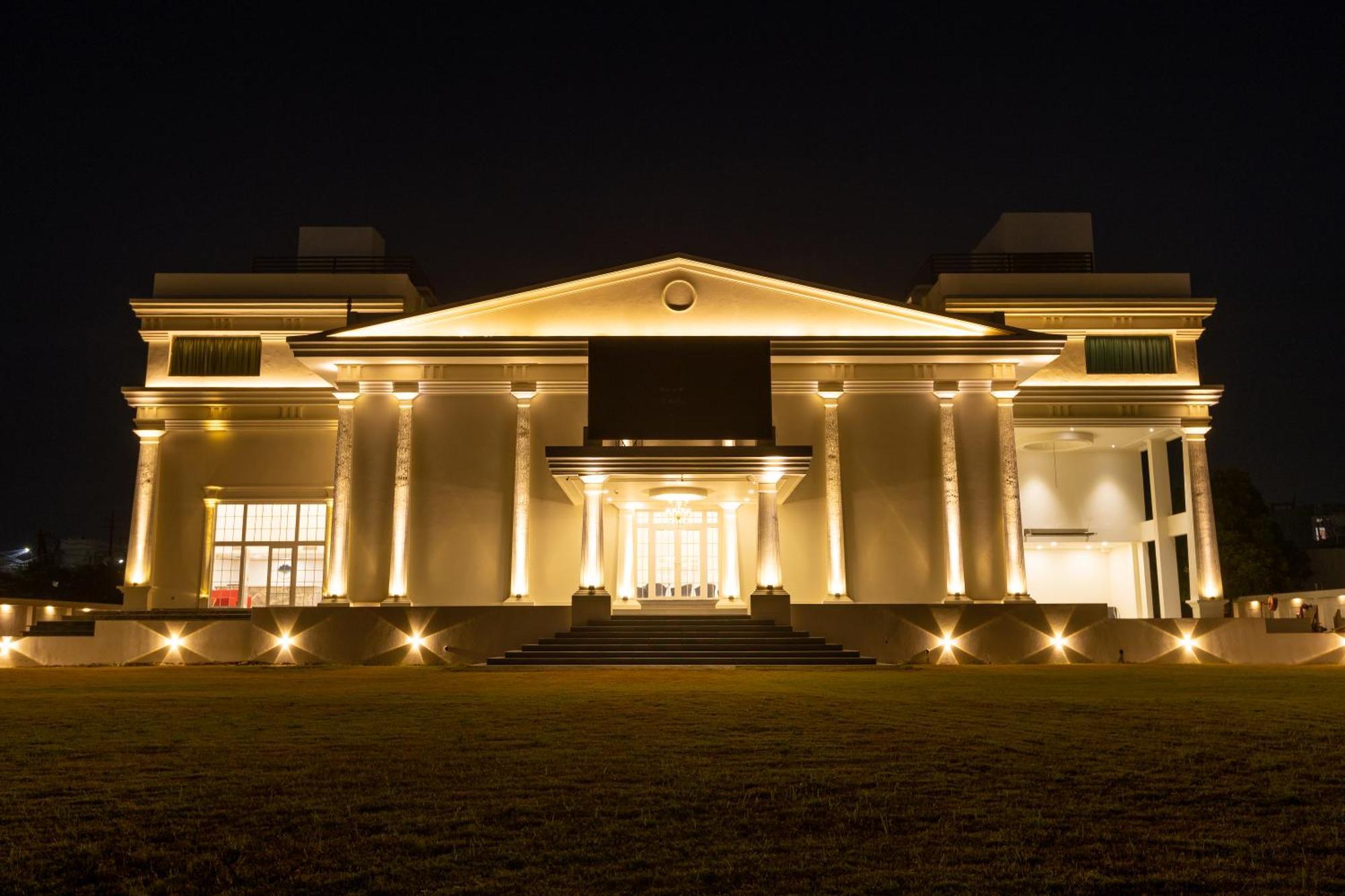 The Grand Monarch Hotel, Удджайн Екстер'єр фото