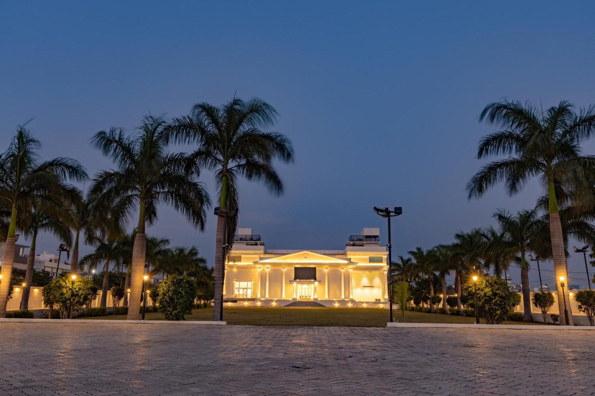 The Grand Monarch Hotel, Удджайн Екстер'єр фото