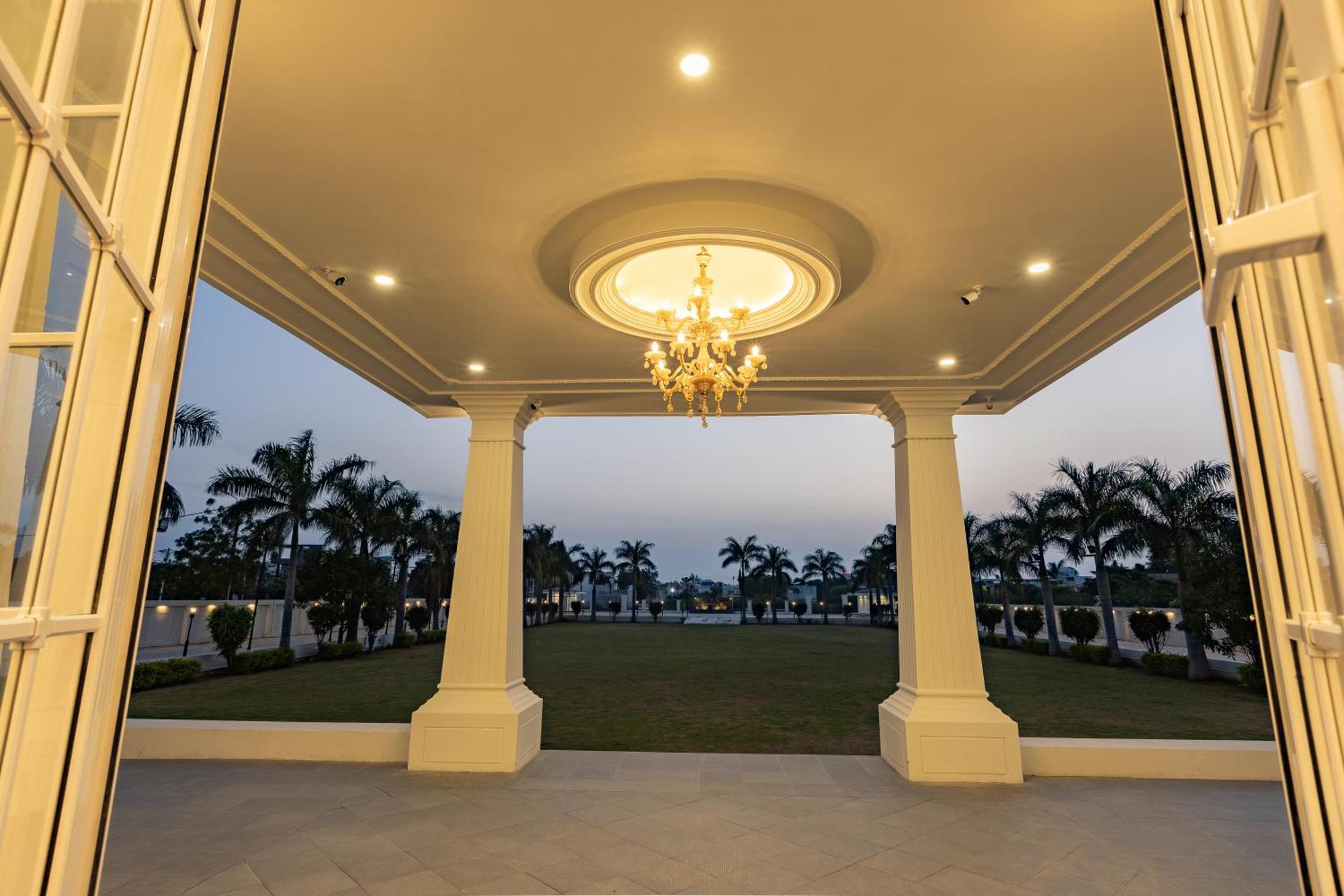 The Grand Monarch Hotel, Удджайн Екстер'єр фото