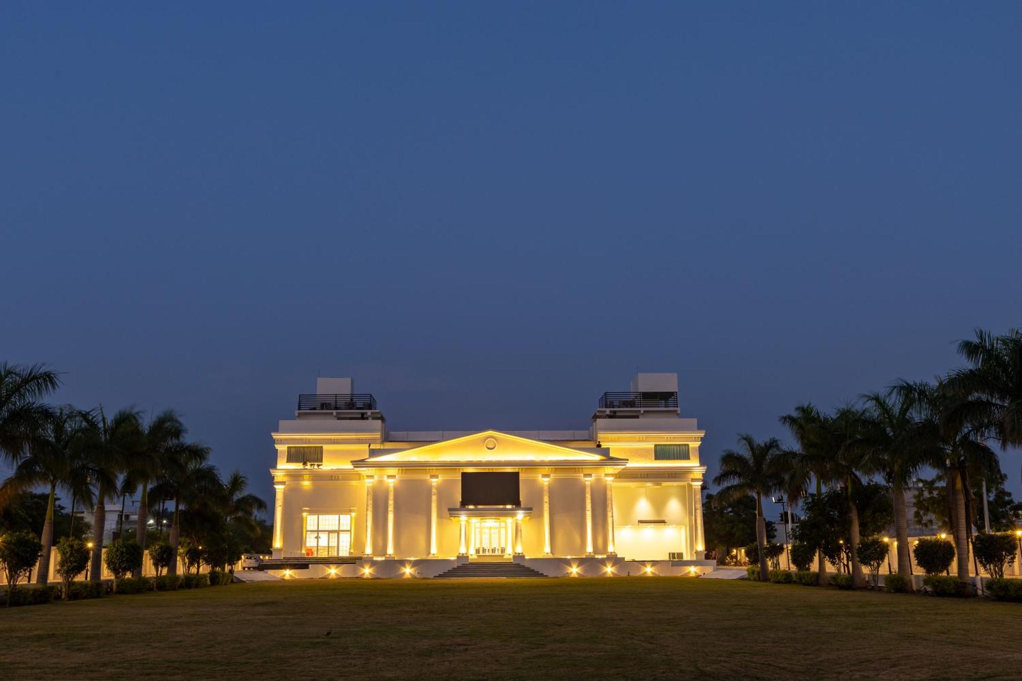The Grand Monarch Hotel, Удджайн Екстер'єр фото