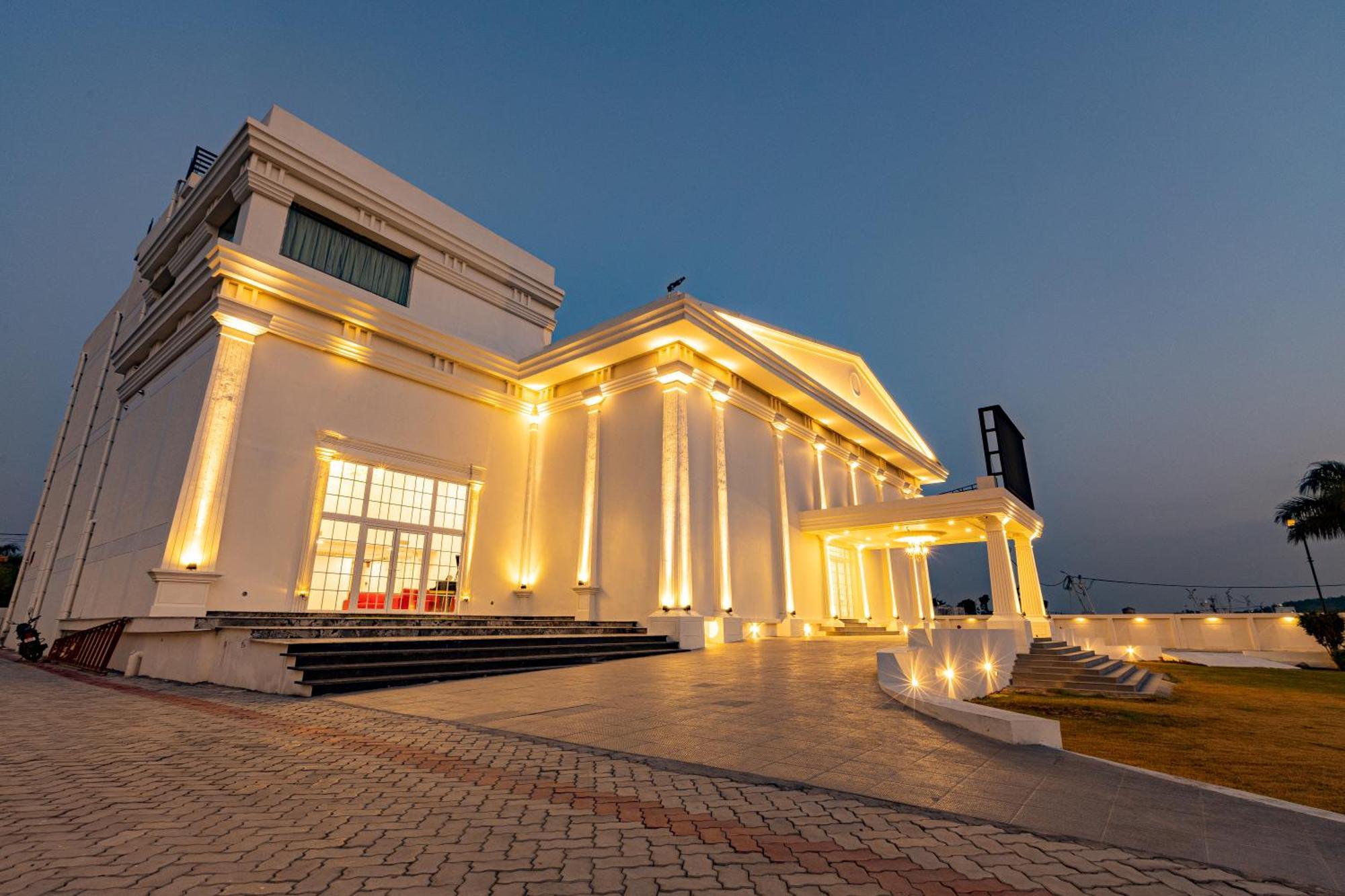 The Grand Monarch Hotel, Удджайн Екстер'єр фото